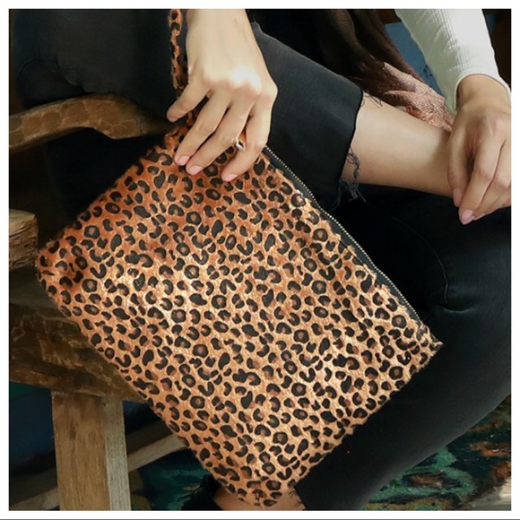 ✨LAST ONE✨Leopard faux fur clutch - Picture 2 of 3